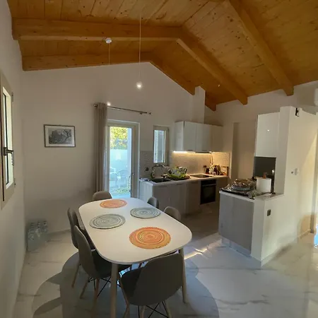 Makis & Lena's Villa *